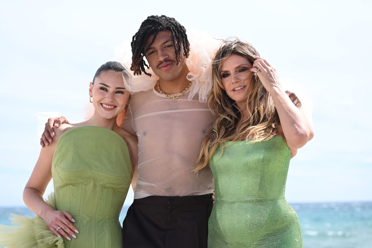 Stefanie Giesinger, Henry Samuel és az édesanyja, Heidi Klum a Magnum márka divatbemutatóján.