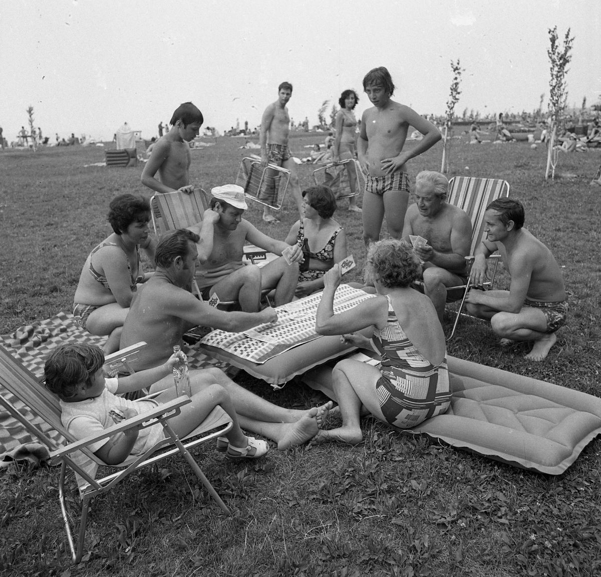 nyaralás régen, kártyaparti a strandon