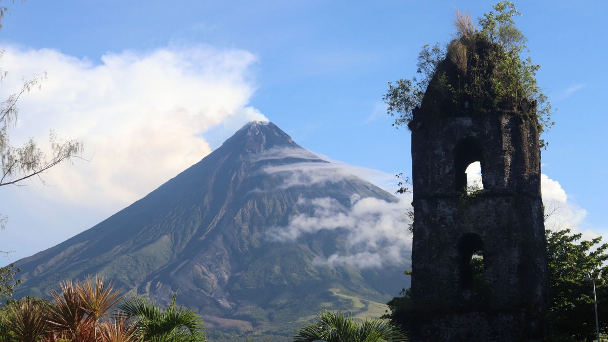 A Mayon vulkán idilli tájképe a vulkánkitörés előtt. 