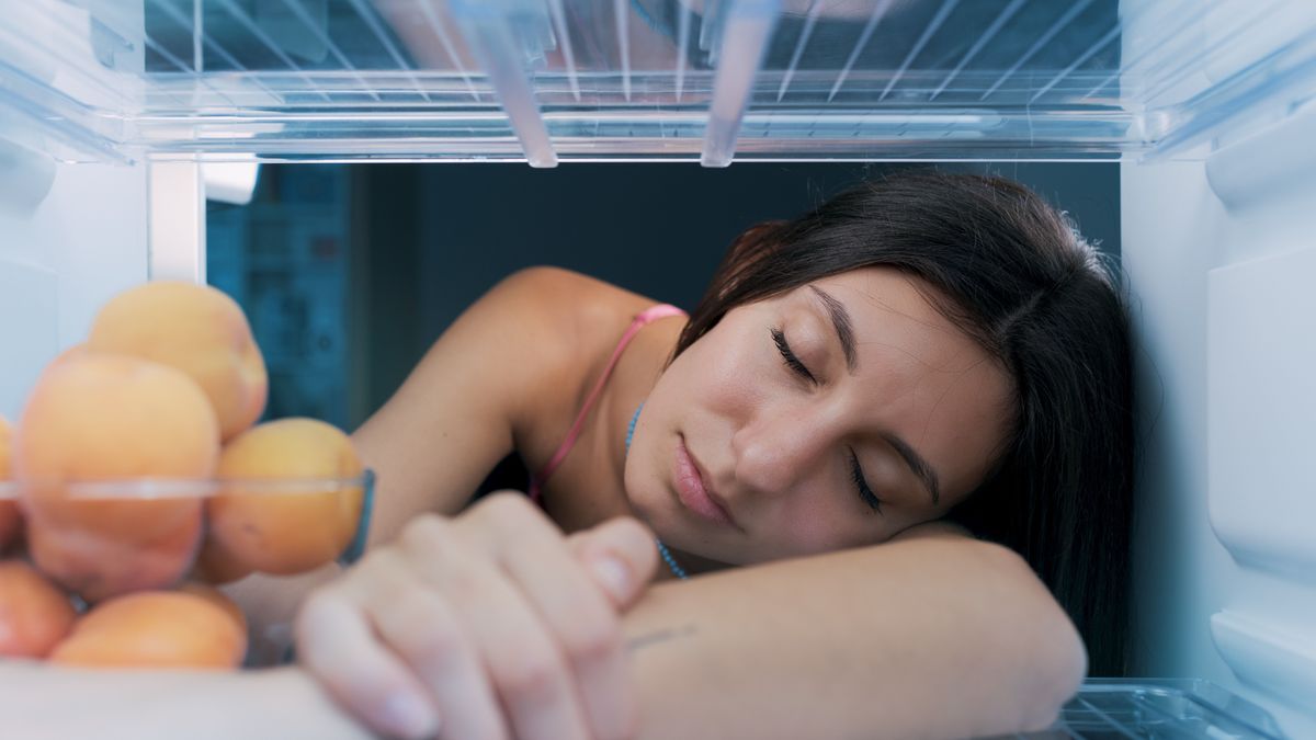 Egy lány a meleg elől a hűtőszekrénybe tette a fejét alvás közben.