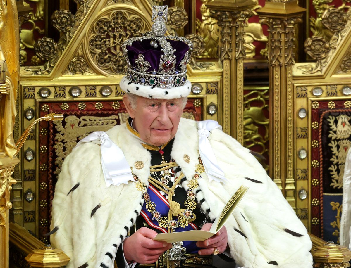 III. Károly király a parlamentben koronával a fején. 