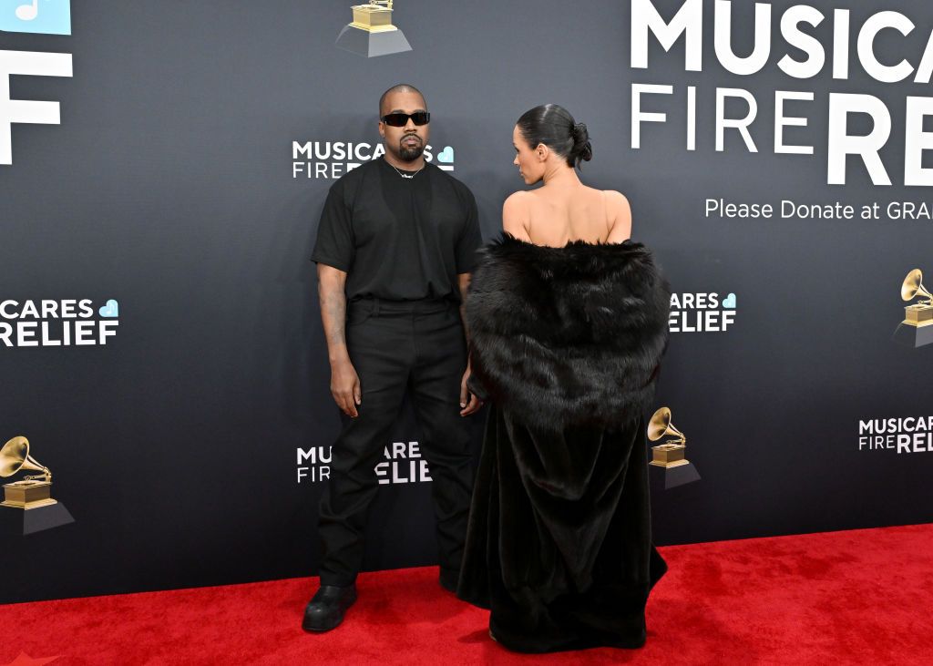 Bianca Censori világot rengető villantása a Grammy-díjátadón 2025-ben.