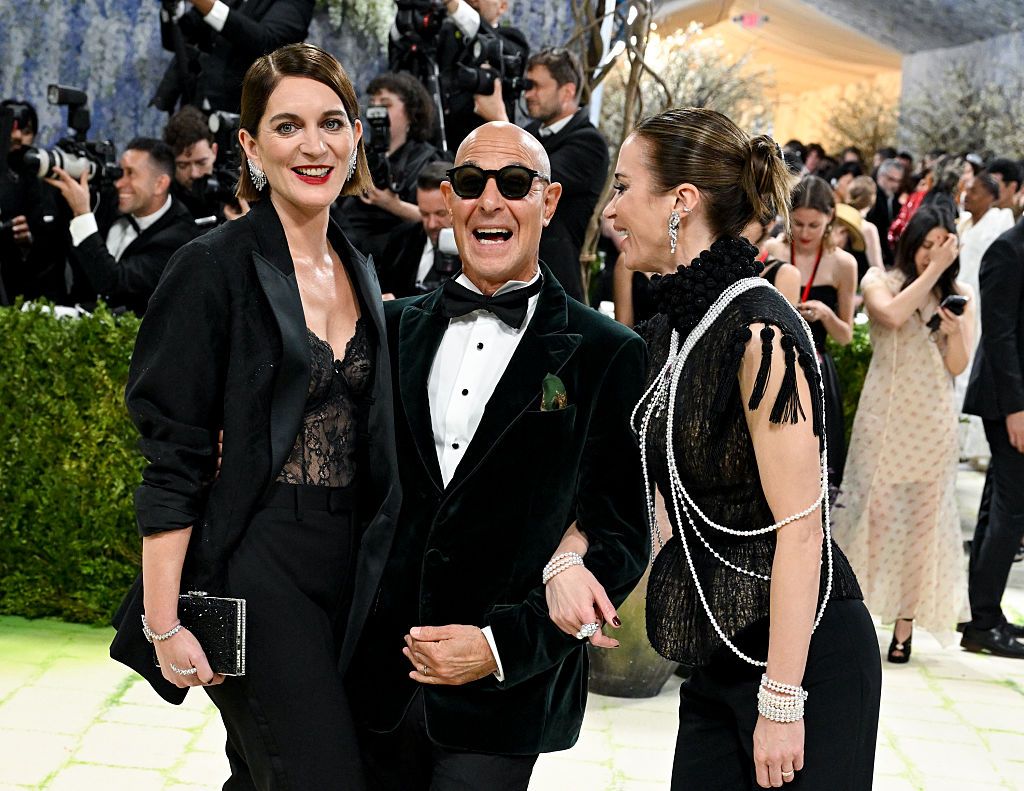 Felicity Blunt, Stanley Tucci, Emily Blunt a 2026-os Met-gála vörös szőnyegén.