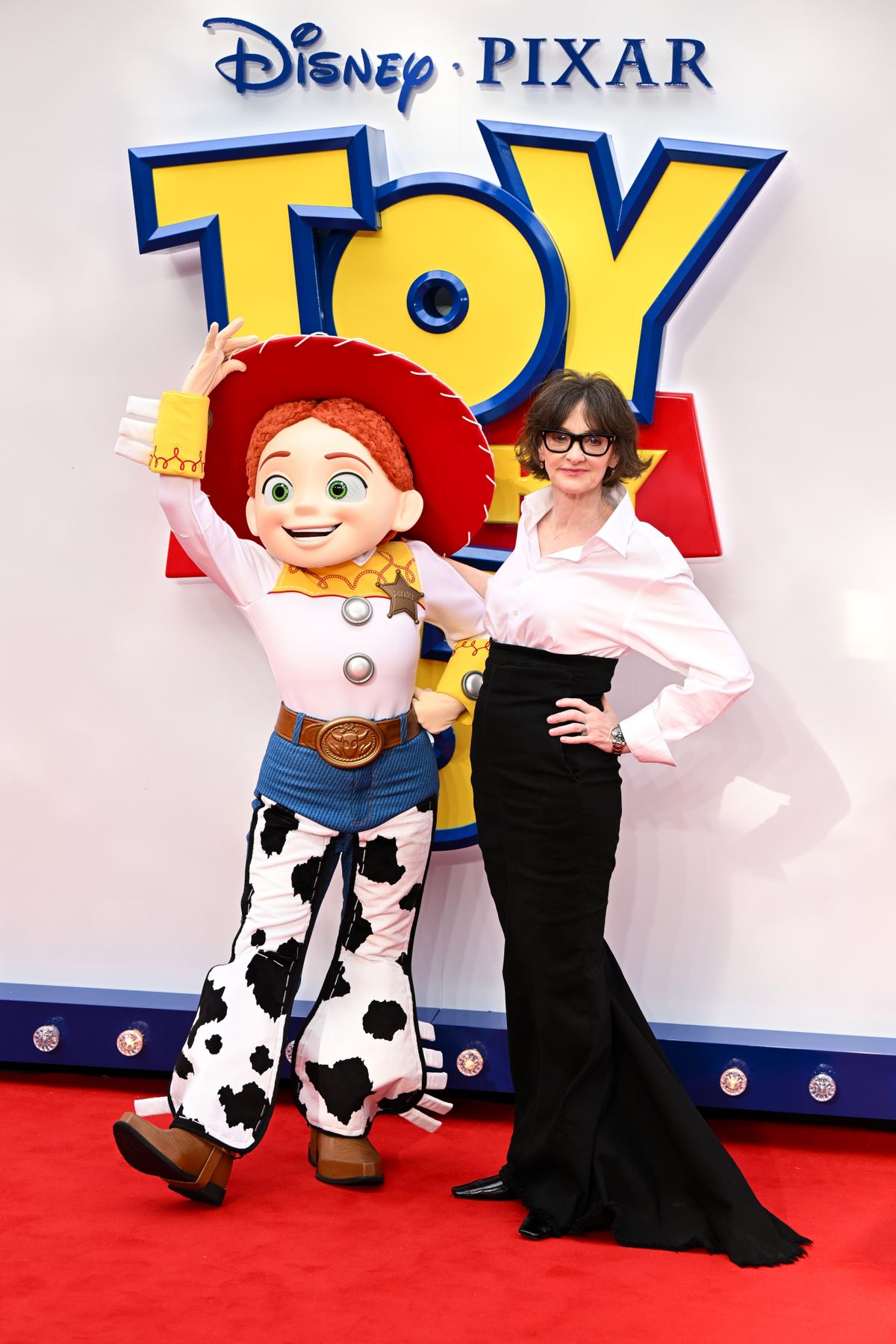 A Toy Story 5 londoni premierjén Jessie és a szinkronhangja, Joan Cusack.