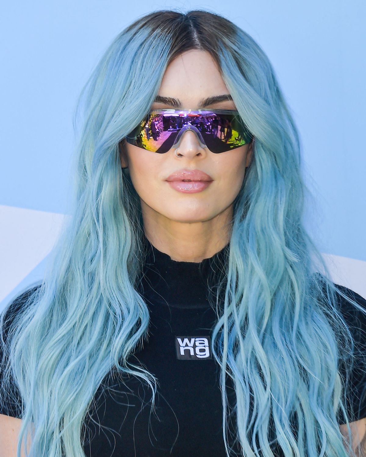 Megan Fox világoskék hajjal