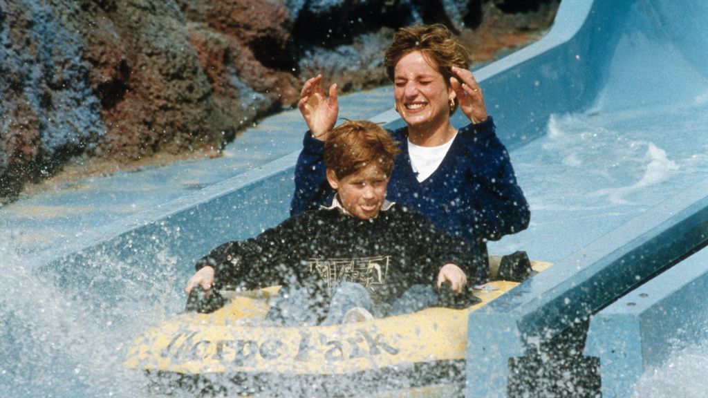 Diana, Wales hercegnője és Harry herceg a „Depth Charge” hullámvasúton a Thorpe Park vidámparkban, 1992. április 18-án, Chertseyben.