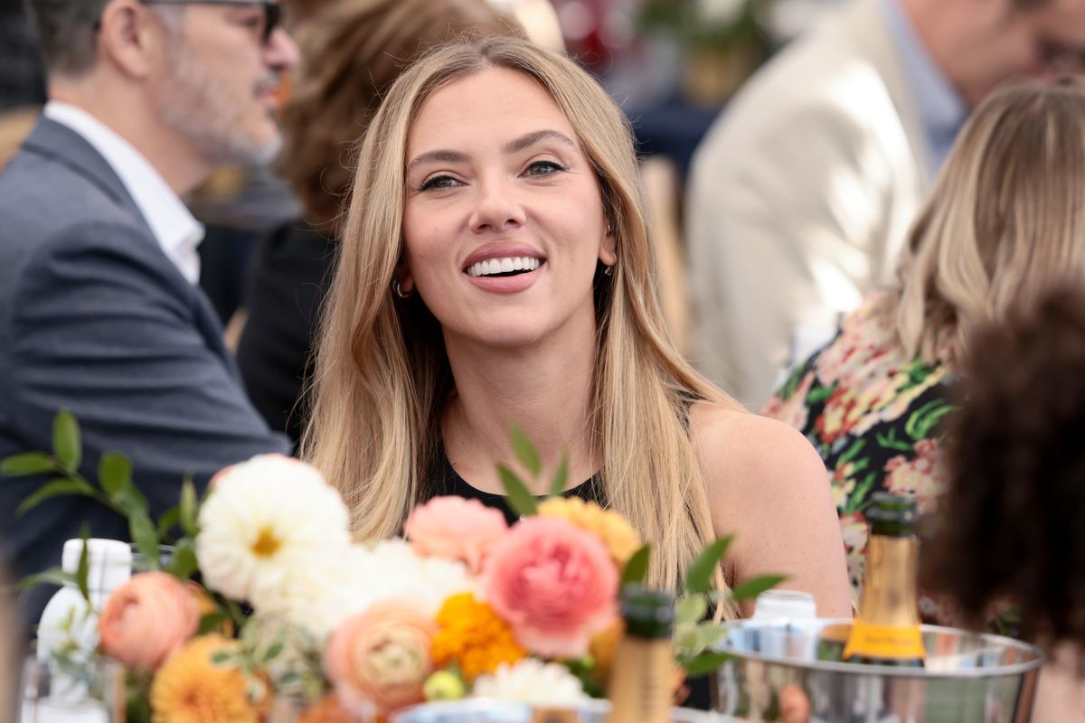 Scarlett Johansson látható a fotón.