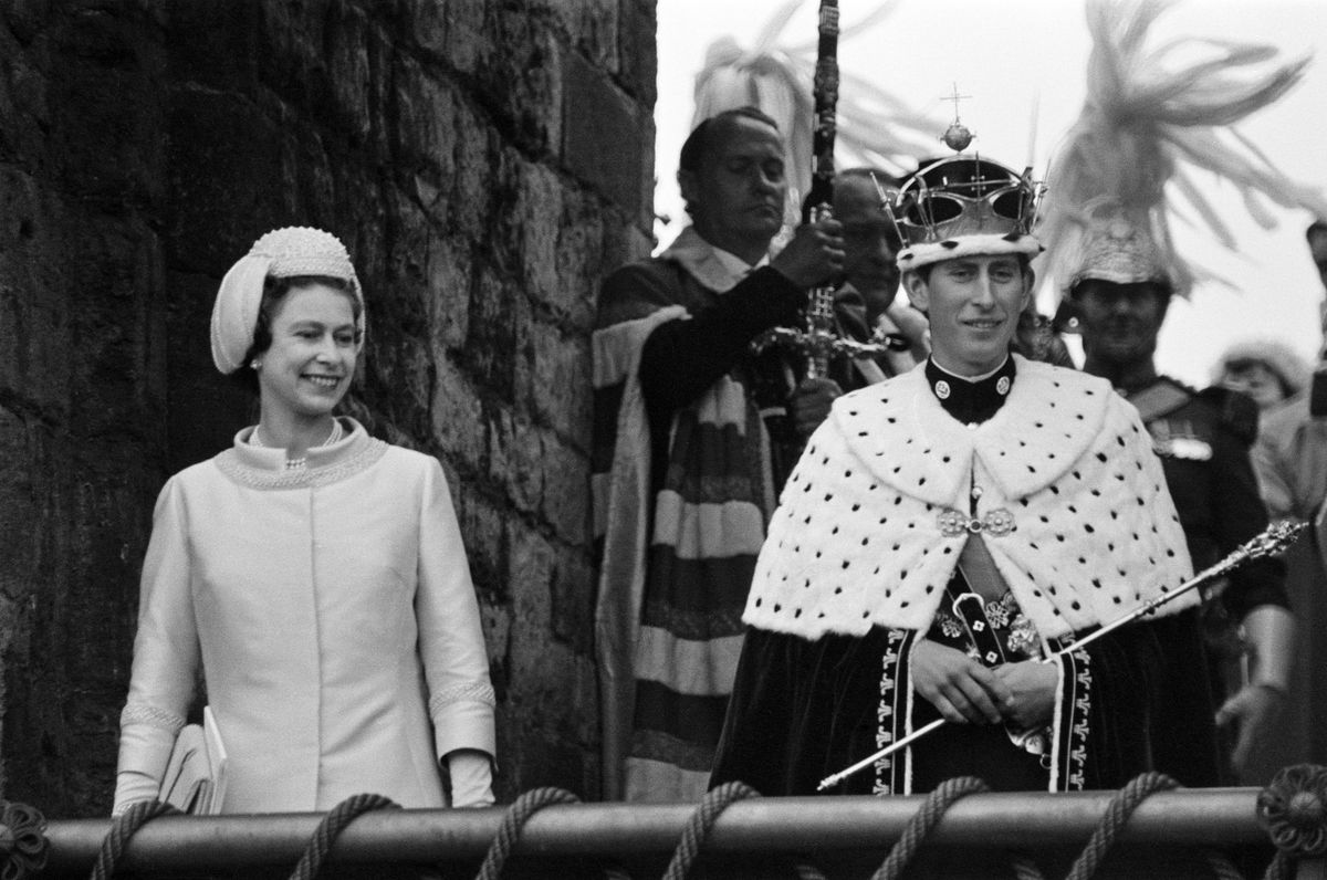Károly herceg beiktatása a caernarfoni kastélyban 1969. július 1-jén, a képen II. Erzsébet királynővel