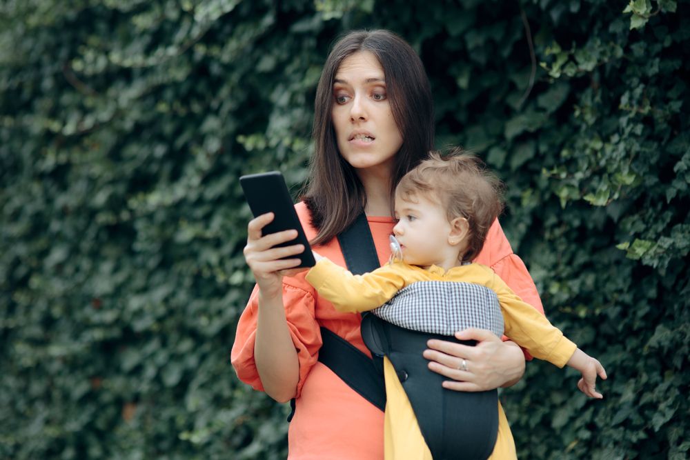 Mom shaming fotó, anya karjában gyerek