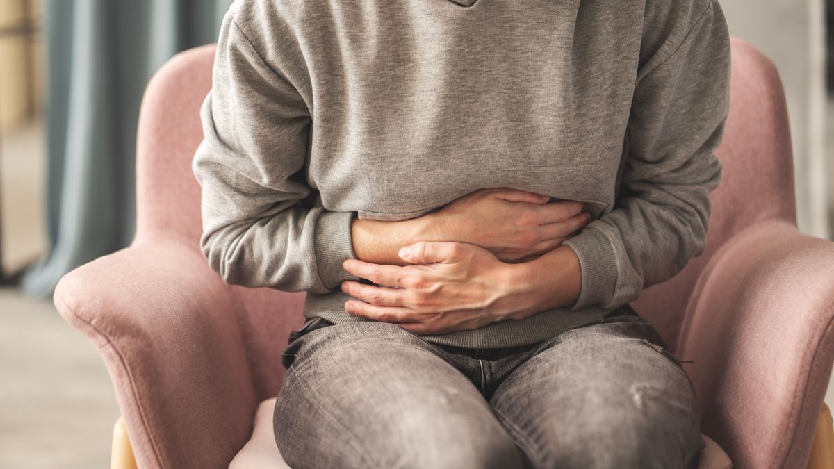 Orvos vizsgálja a reflux panaszaival érkező férfit. 