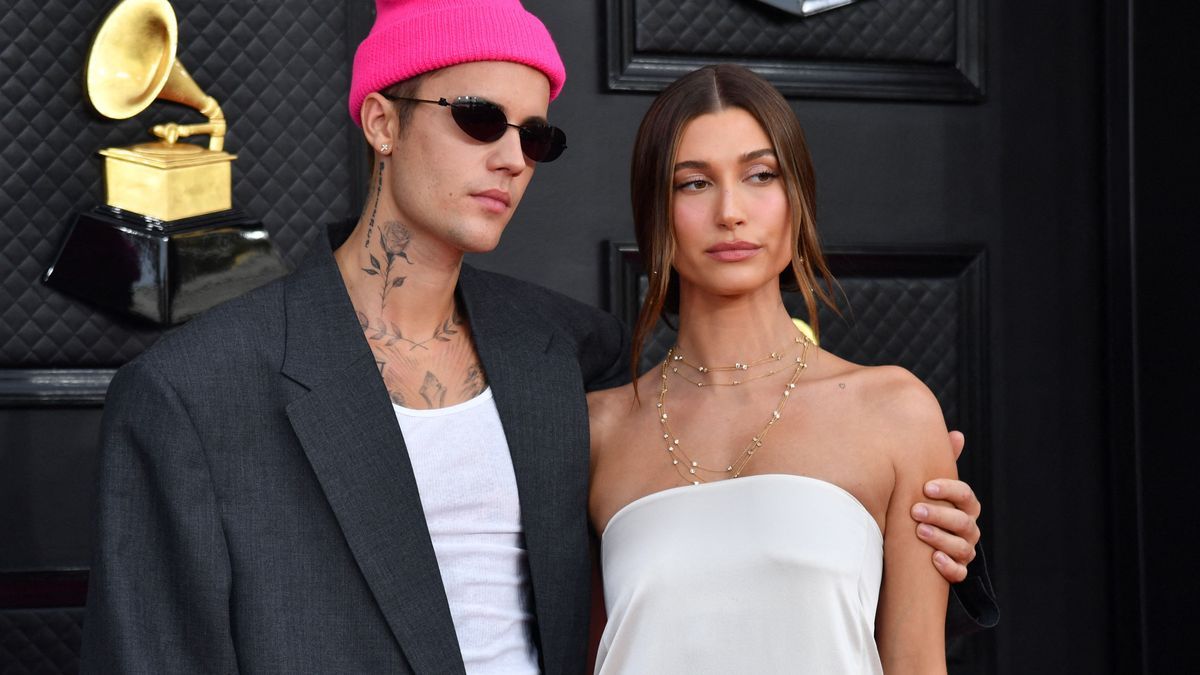 Justin Bieber és Hailey Bieber látható a fotón.