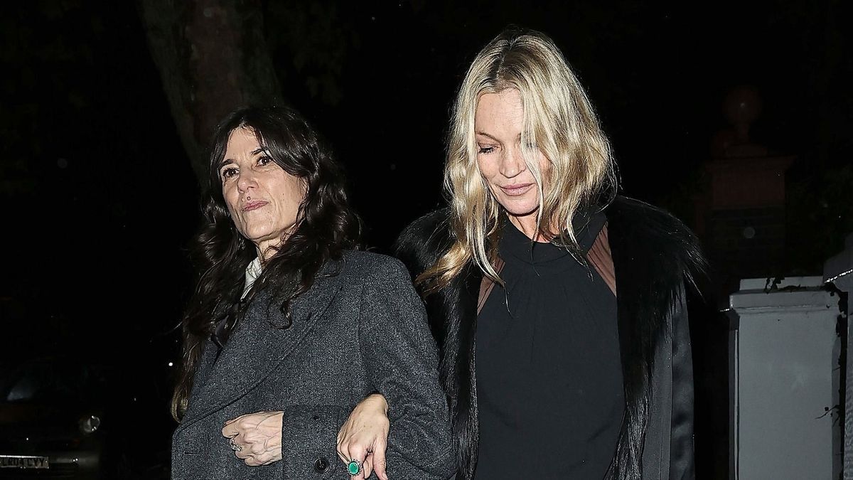 A fotón Kate Moss és Bella Freud látható.