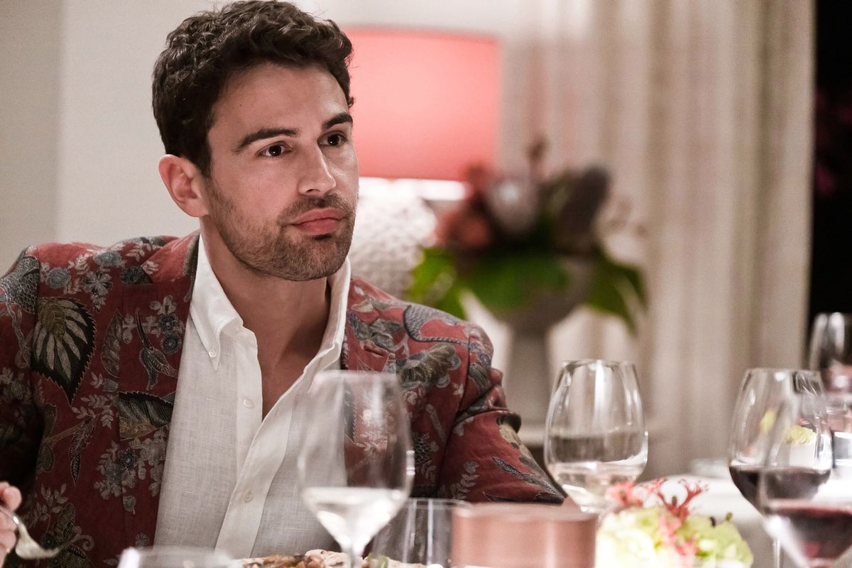 Theo James A Fehér Lótusz második évadában