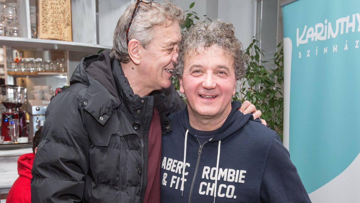 Scherer Péter és Mucsi Zoltán ölelik egymást. 