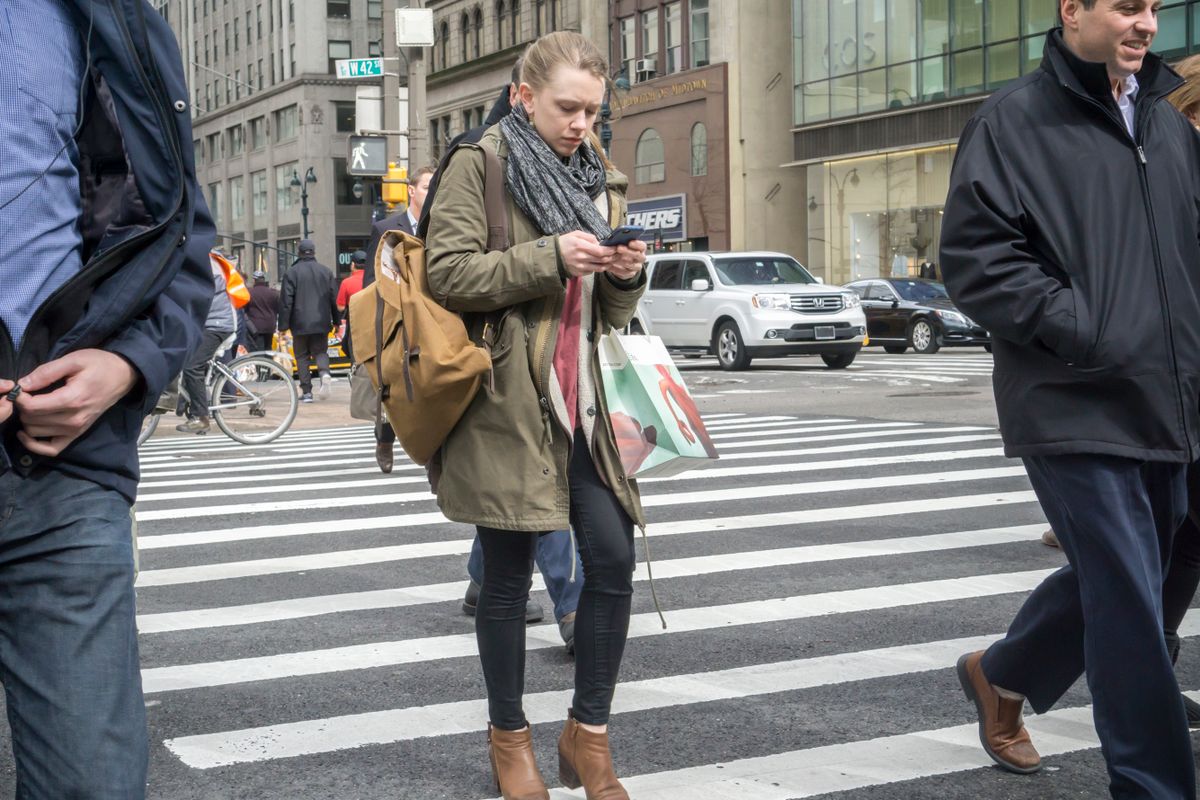 Az új KRESZ-tervezet szerint komoly bírságot kaphatnak a mobilizó gyalogosok.