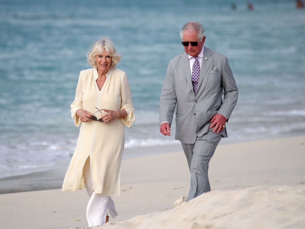 Károly walesi herceg és Camilla hercegné Grenada tengerpartján vettek részt egy diplomáciai rendezvényen.