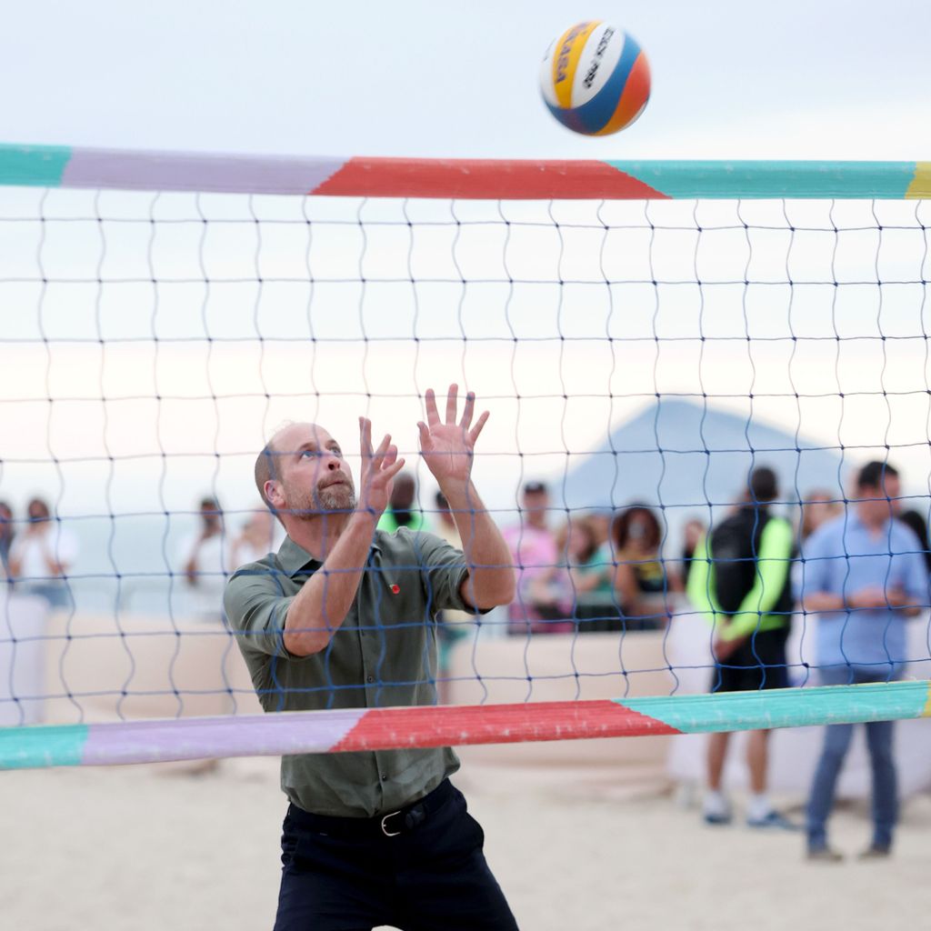 Vilmos herceg, Wales hercege röplabdameccsen vesz részt a Levante Intézet játékosaival a Copacabana-parton, brazíliai látogatásának első napján, 2025. november 3-án.
