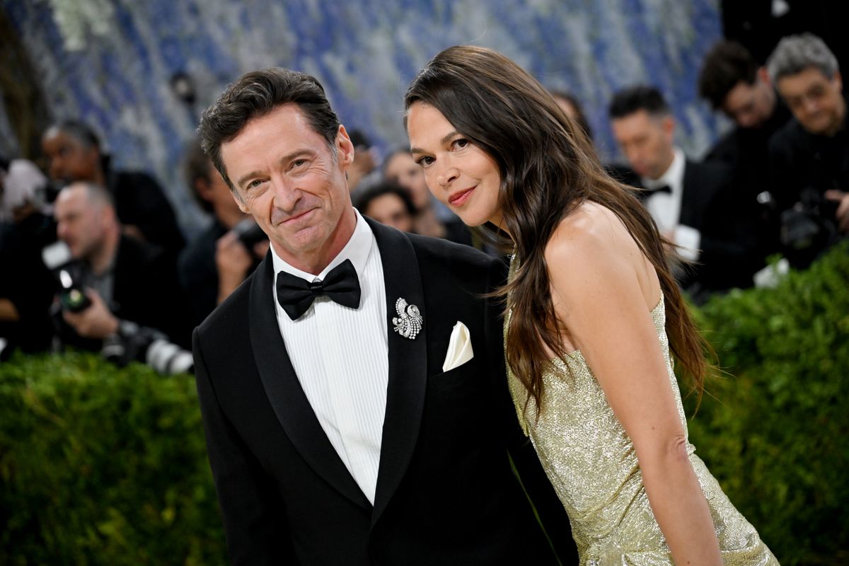 Új párjával, Sutton Fosterrel érkezett a Met-gálára Hugh Jackman.