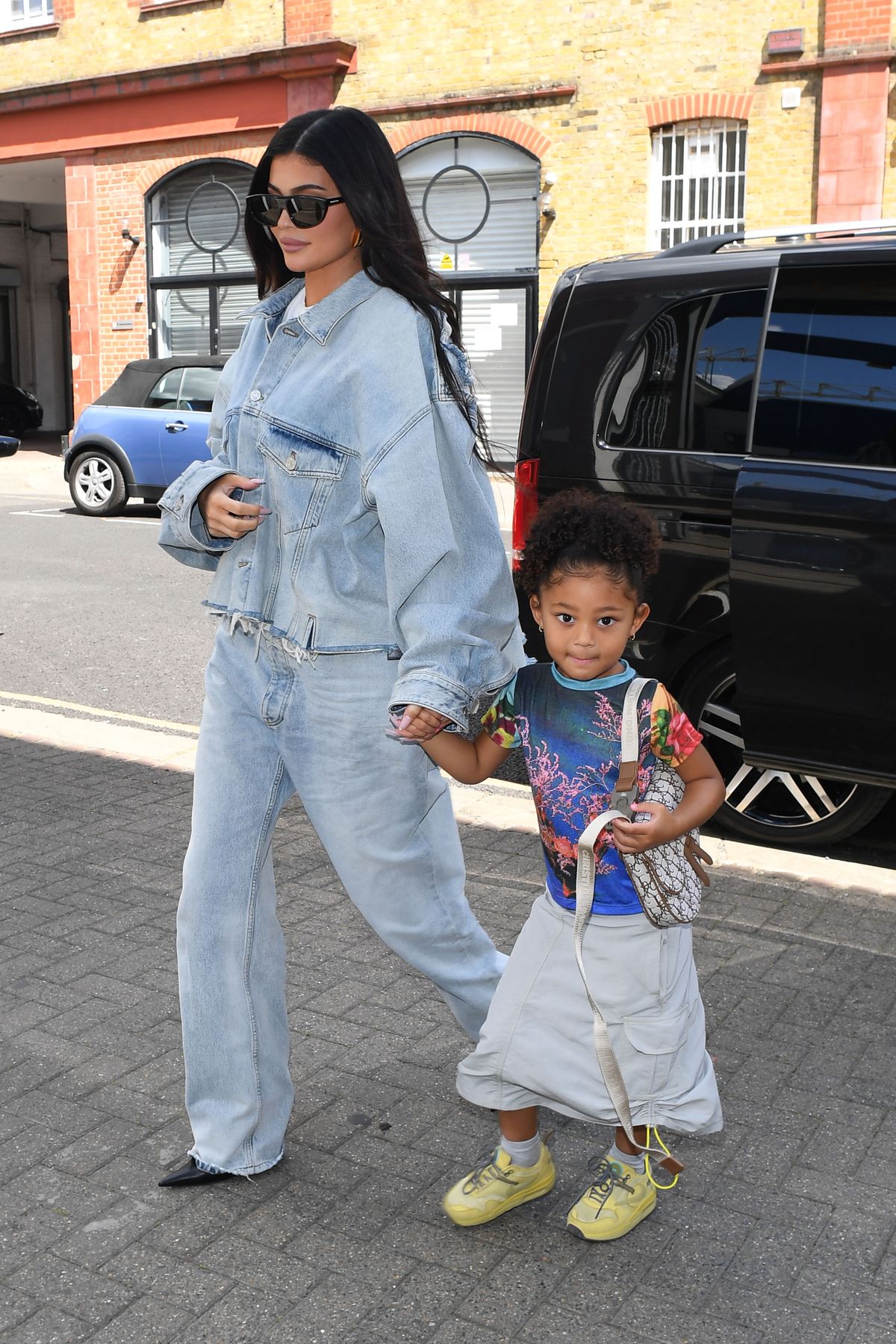 Kylie Jenner a gyerekével
