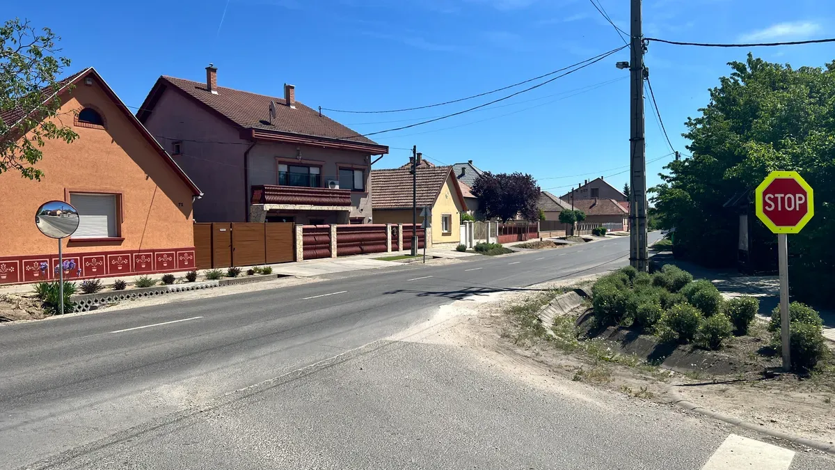 Sokan, a kihelyezett táblák ellenére még mindig rutinból hajtanak Sallai Nóra balesetének helyszínén.