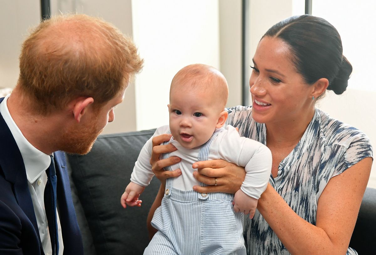 A fotón Archie herceg látható a szüleivel.