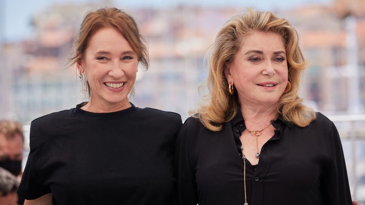 Emmanuelle Bercot és Catherine Deneuve a De son vivant című film fotózásán 2021-ben.