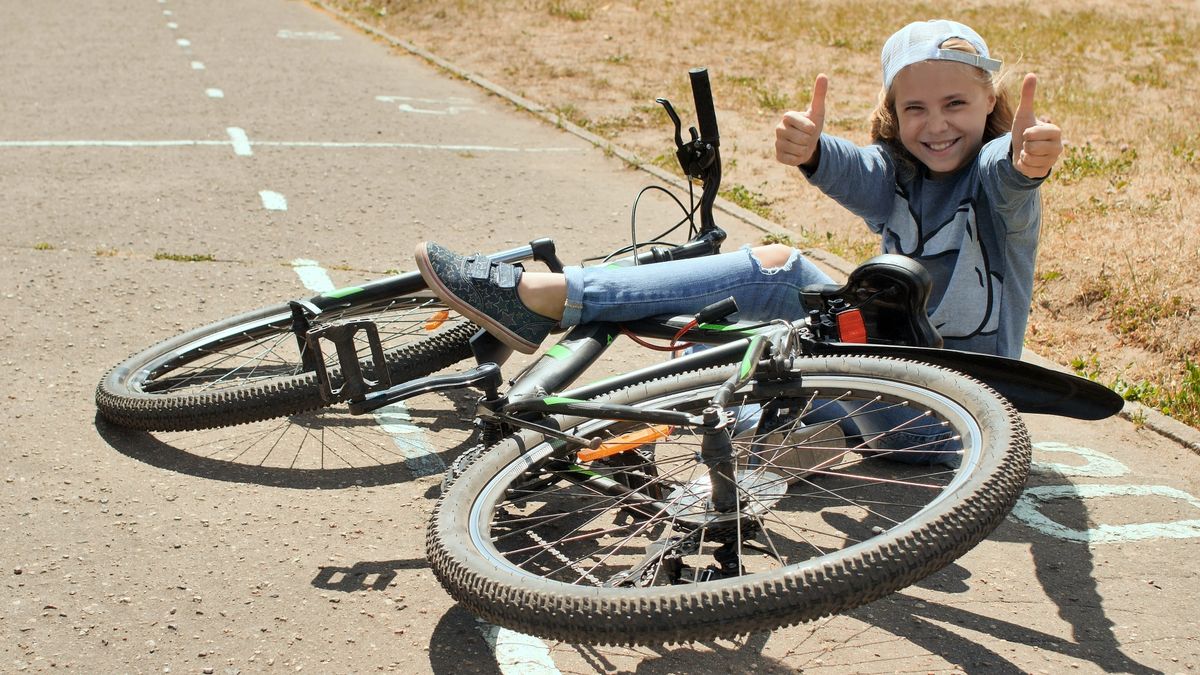 CIPA-szindróma: a gyerek mosolyog miután elesett a biciklivel