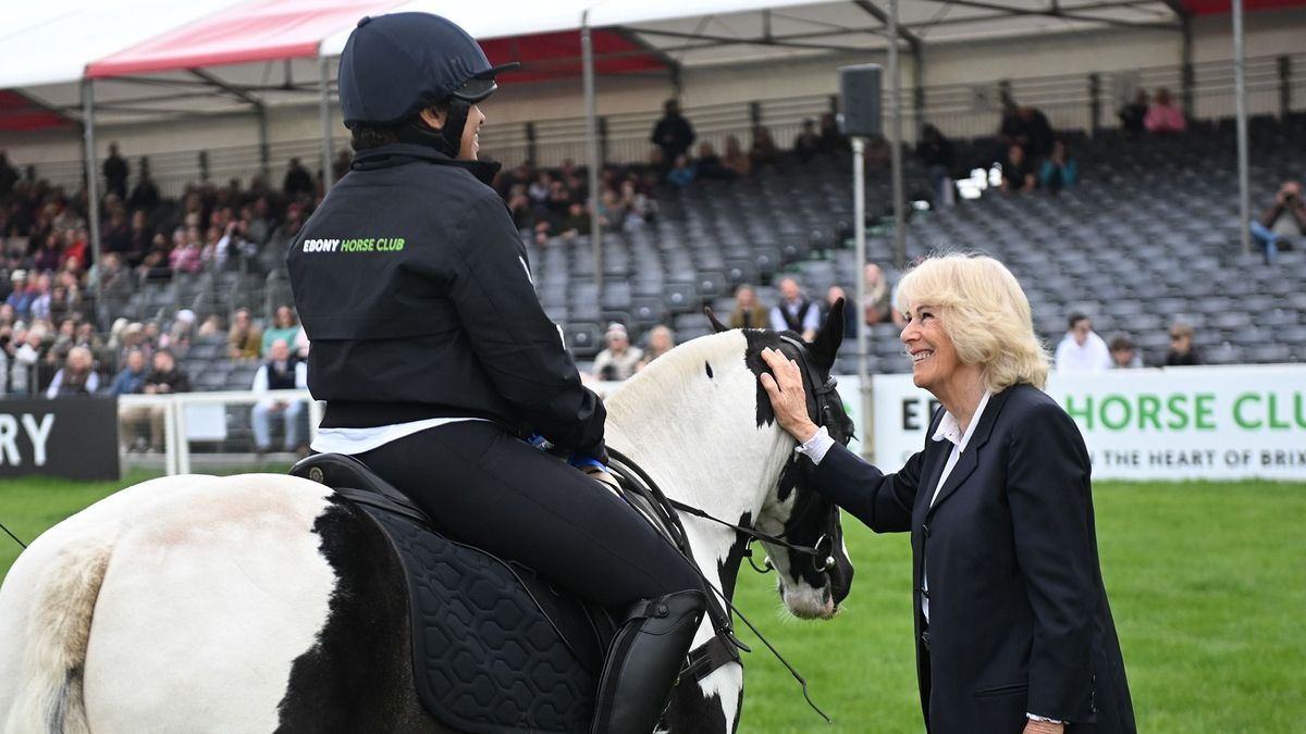 Kamilla királyné a Badminton Horse Trials versenyen az Ebony Horse Club lovasaival is beszélgetett. 