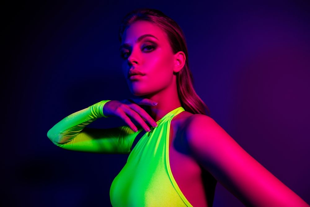 Öltözködés 40 felett neon színekben
