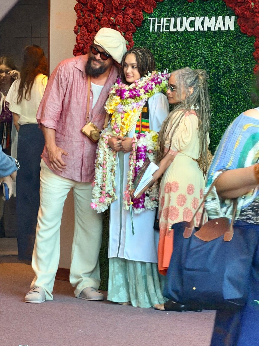 Lola Momoa a szüleivel ünnepelte a ballagását