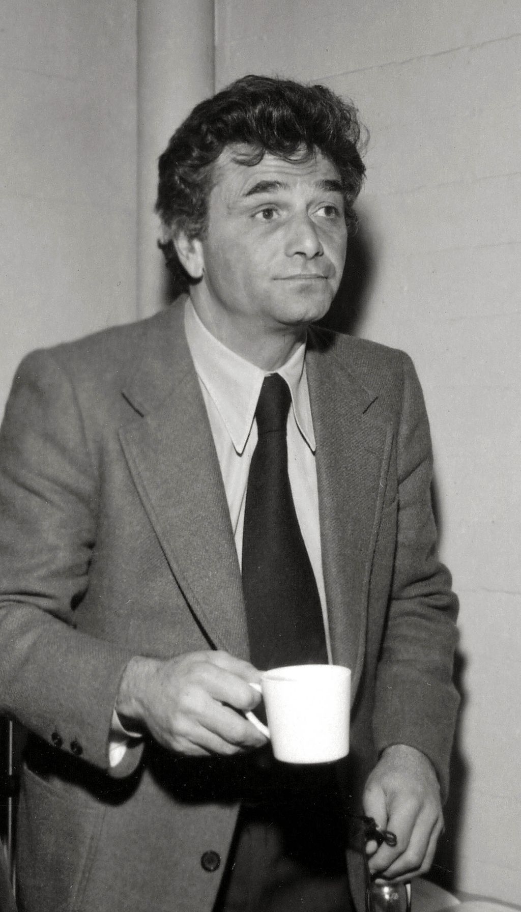 Peter Falk 1980-ban a leghíresebb szerepében, Columbóként.