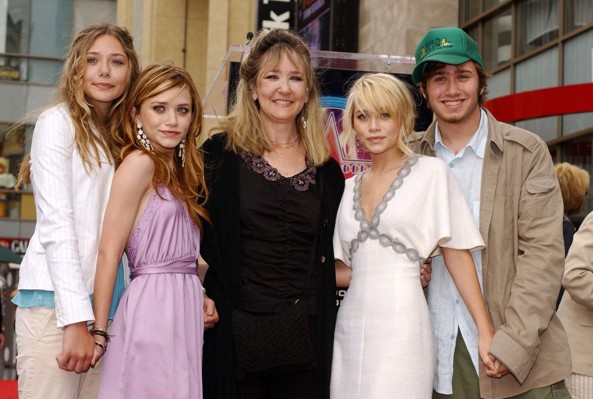 Mary-Kate és Ashley Olsen bátyja 2004-ben a család többi tagjával.
