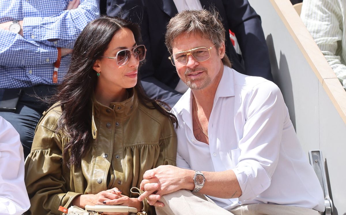 Brad Pitt et sa compagne Ines de Ramon assistent dans les tribunes aux Internationaux de France de Tennis de Roland Garros 2026, Paris le 6 juin 2026. © Jacovides-Moreau/Bestimage Brad Pitt and his girlfriend Ines de Ramon will attend the French Open at Roland Garros 2026, Paris on June 6, 2026.