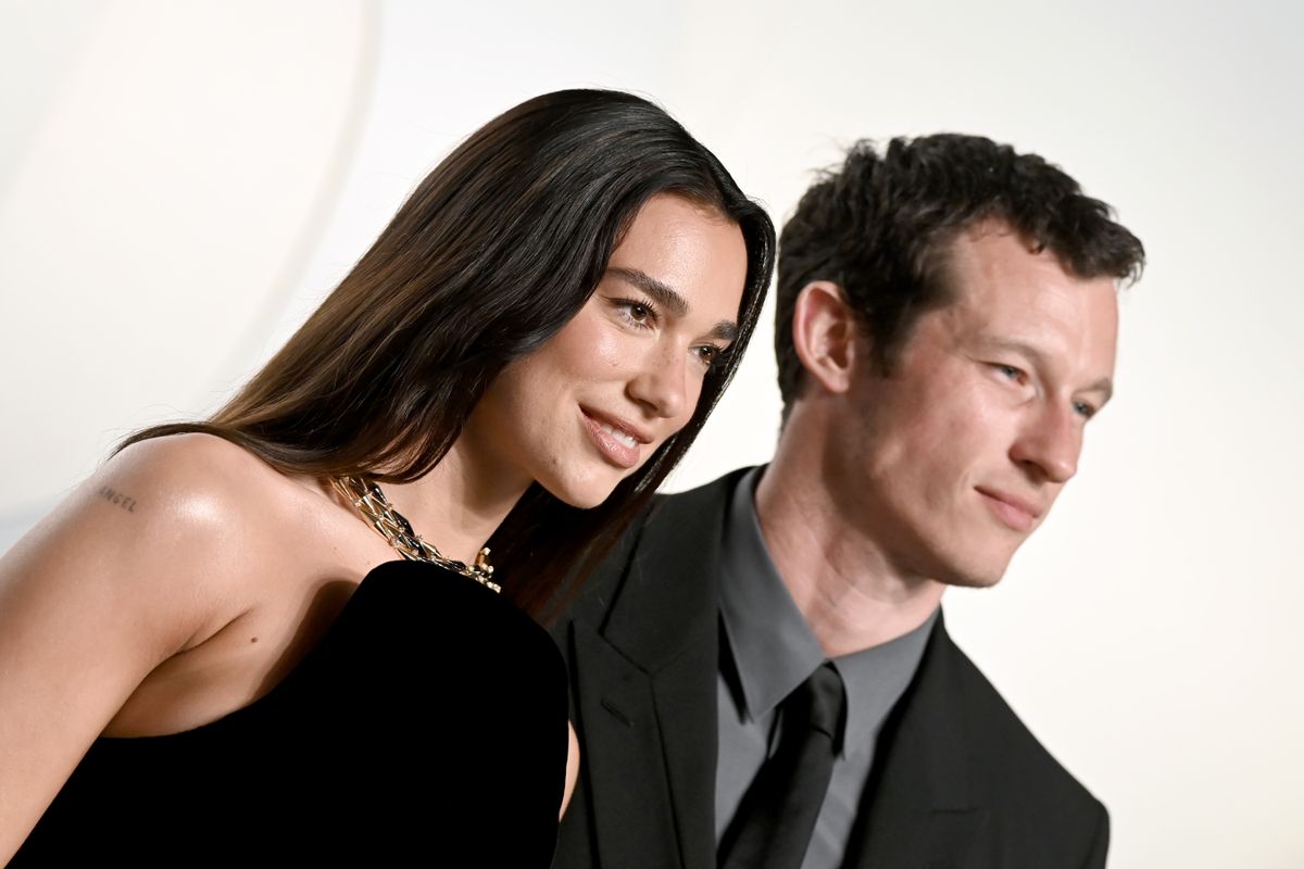Bennfentes fecsegett: ilyen volt Dua Lipa és Callum Turner esküvője.