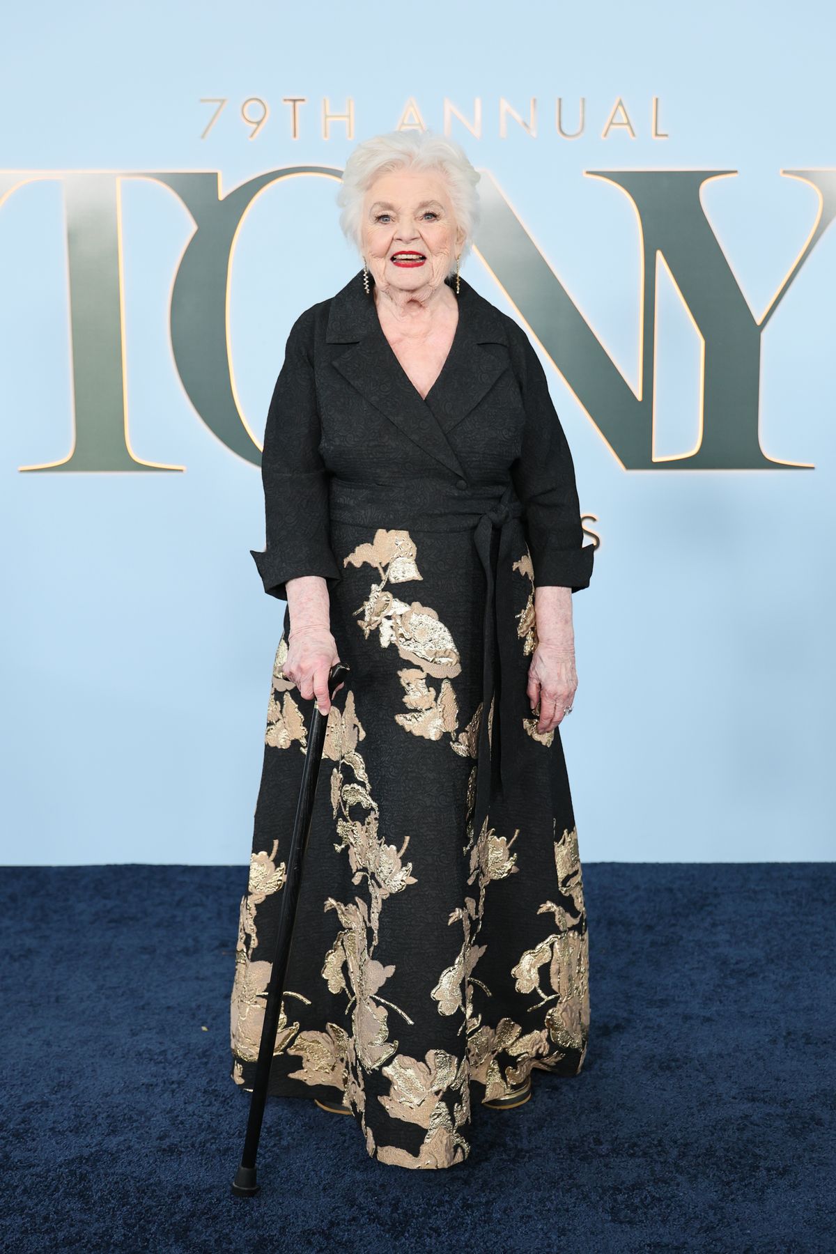 June Squibb botra támaszkodva jelent meg a Tony Awardson, azonban ez mit sem von le abból, hogy milyen stílusos és csinos volt a megjelenése.