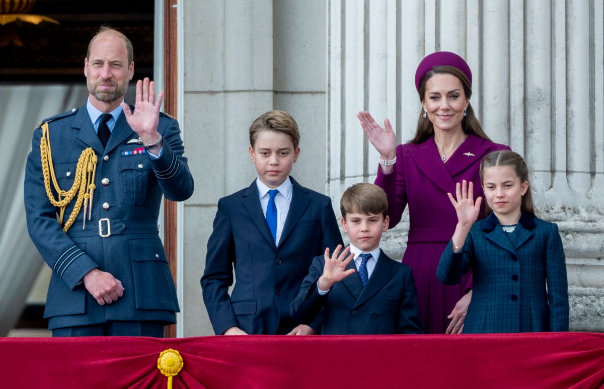 Katalin hercegné és Vilmos herceg családjukkal integetnek a Buckingham-palotában a 2025-ös katonai légiparádé alatt.