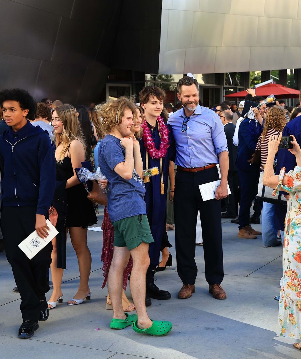 Ballagás
*EXCLUSIVE* Los Angeles, CA **WEB MUST CALL FOR PRICING** Kyle Richards and Mauricio Umansky reunited to celebrate their daughters' graduation at Disney Hall in Los Angeles, California. The proud parents were joined by fellow attendees Vin D