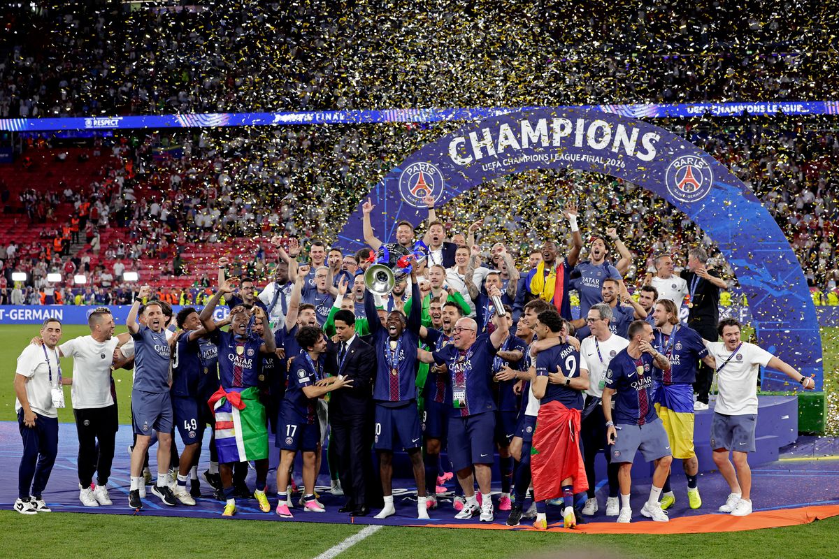 A budapesti BL-döntő győztese a PSG ünnepel a Puskás Arénában.