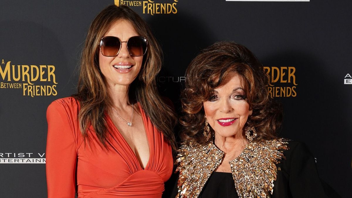 Joan Collins és barátnője, Elizabeth Hurley  a Gyilkosság barátok között londoni bemutatóján a Curzon Mayfair moziban.
