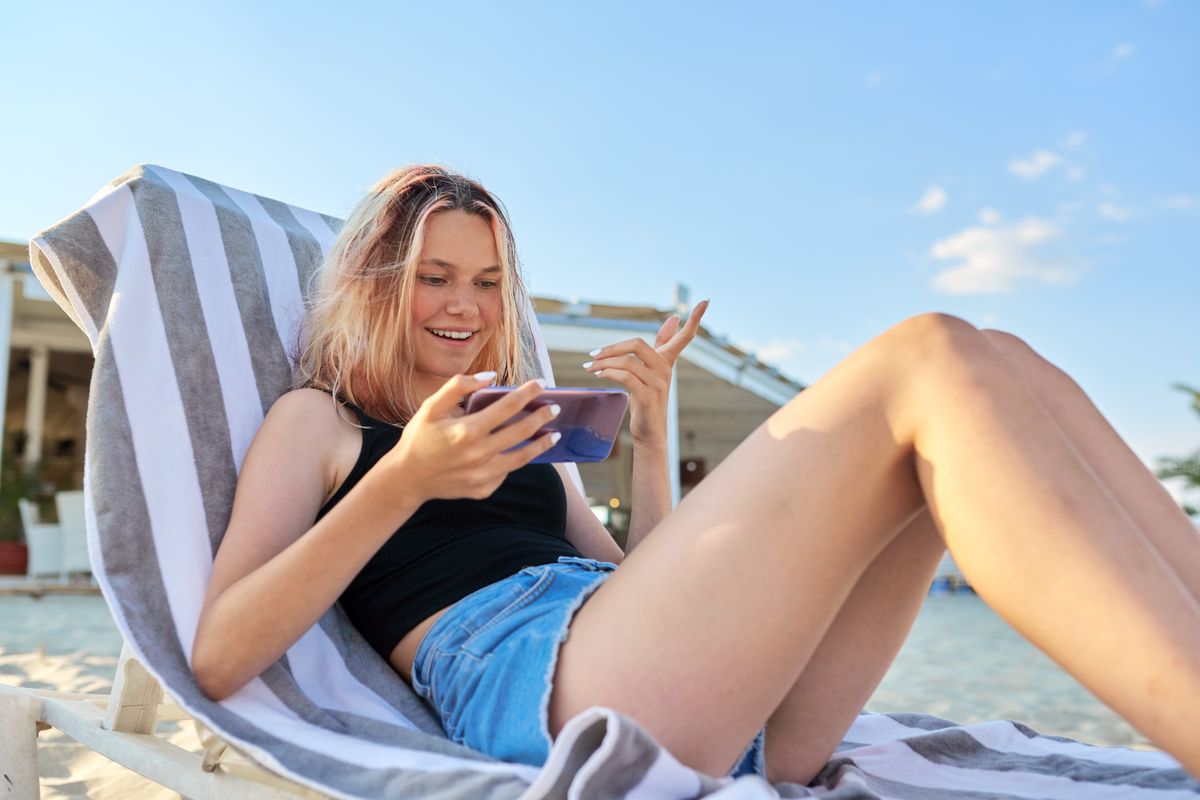 Strandon telefonozó lány