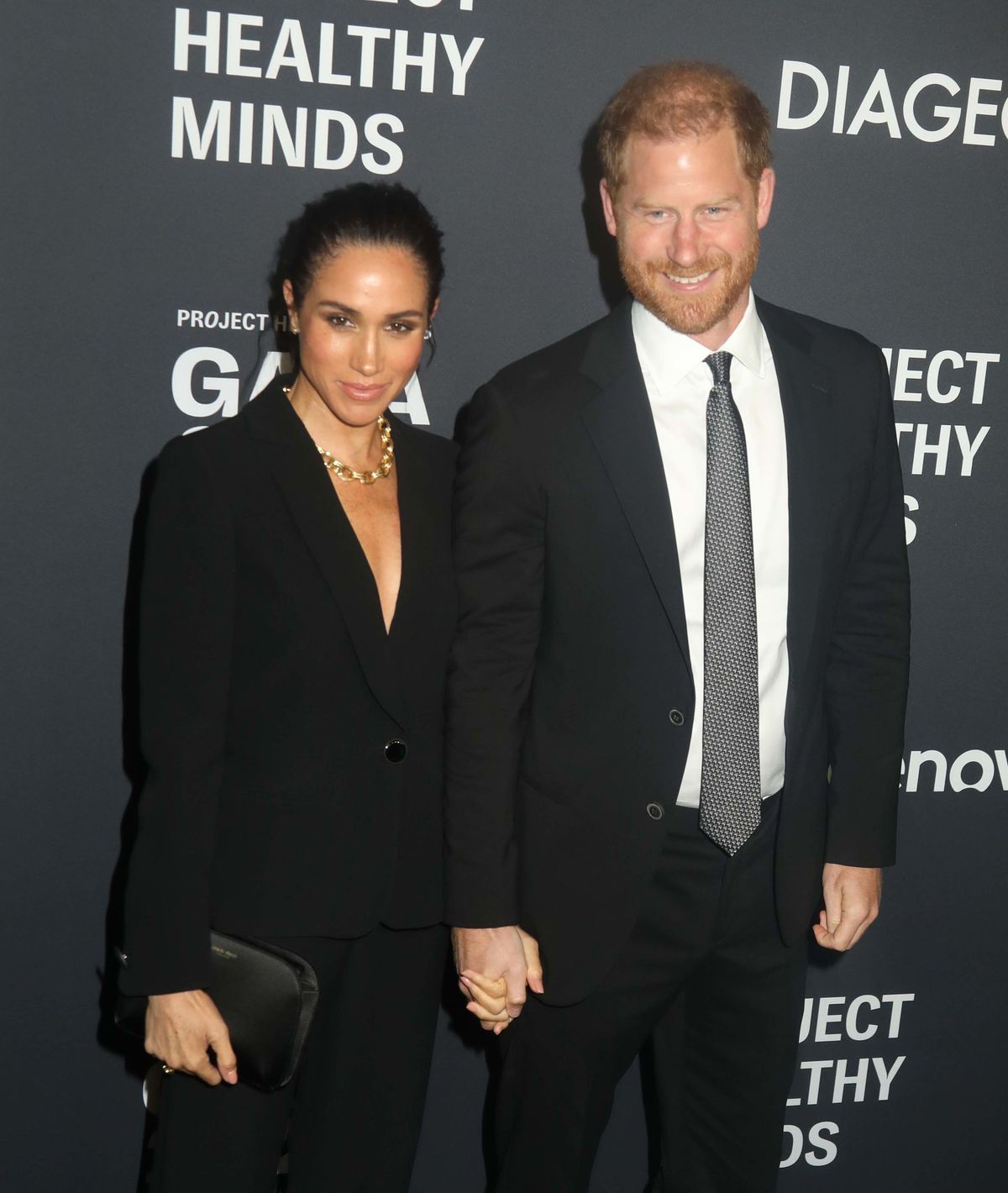 Károly király fia, Harry herceg és menye, Meghan hercegné szerepel a fotón