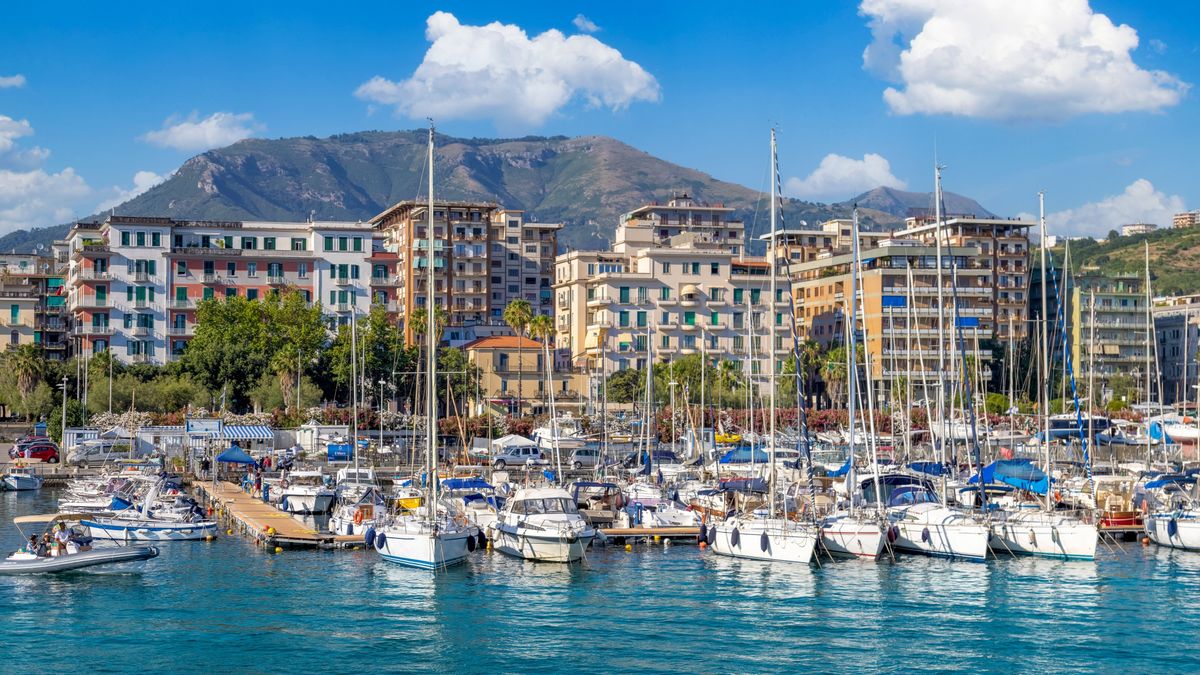 Salerno óriási kikötőjéből indulva szinte karnyújtásnyira van az Amalfi-part.