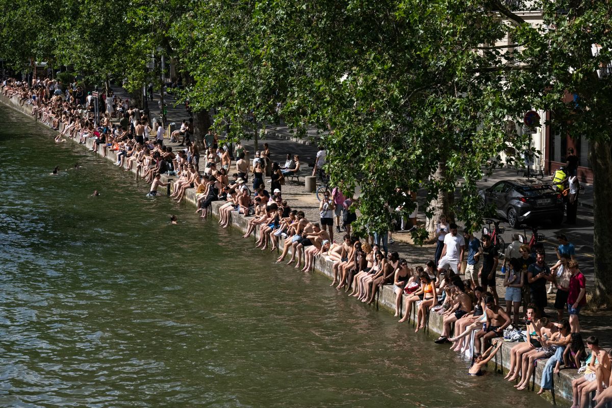Párizs lakosai a Canal Saint-Martin partján hűtik magukat - A nagy meleg miatt alkoholtilalmat vezettek be
