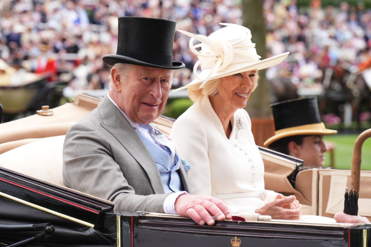 III. Károly király és Kamilla királyné a Royal Ascot verseny második napján hintóval érkezett.