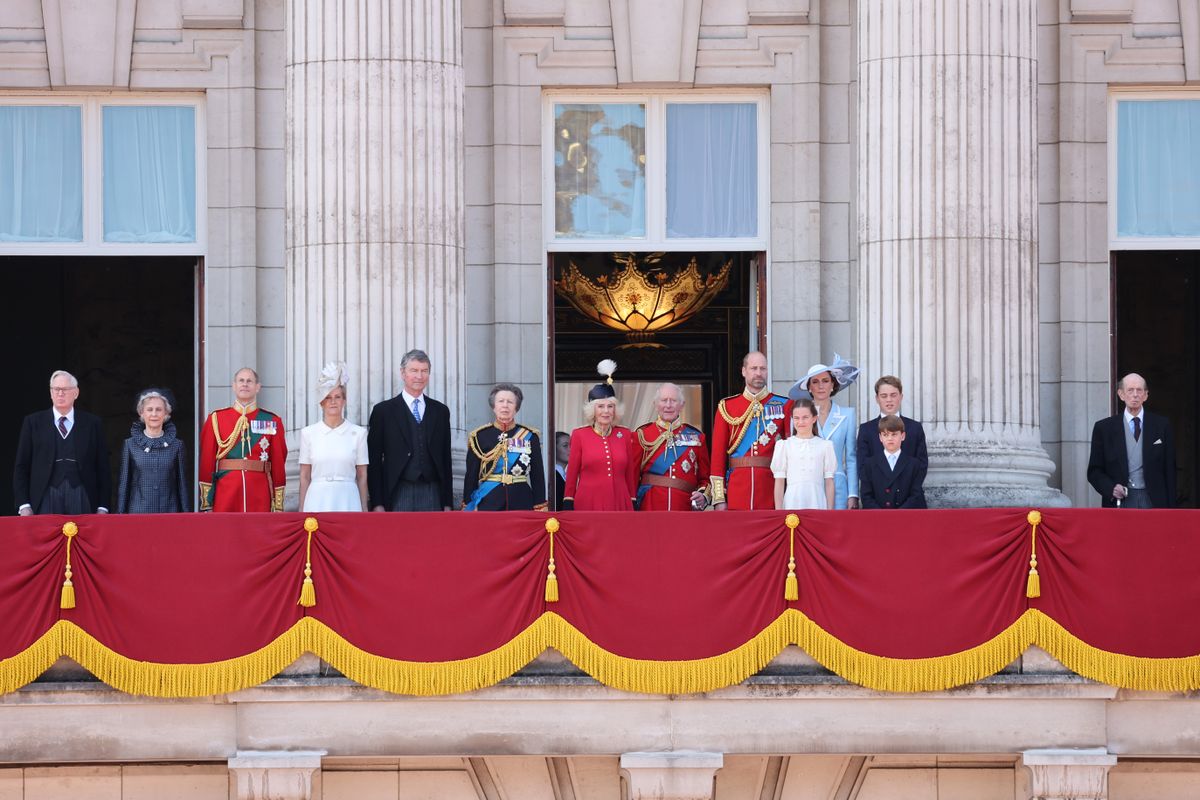 A brit királyi család a Trooping the Colouron a Buckingham-palota erkélyén.