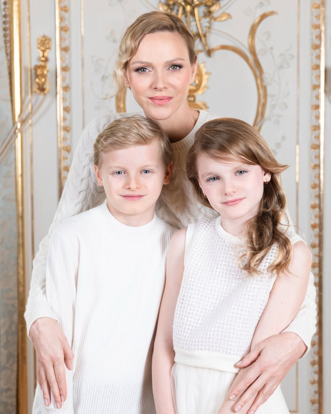Charlene hercegné és 11 éves ikrei