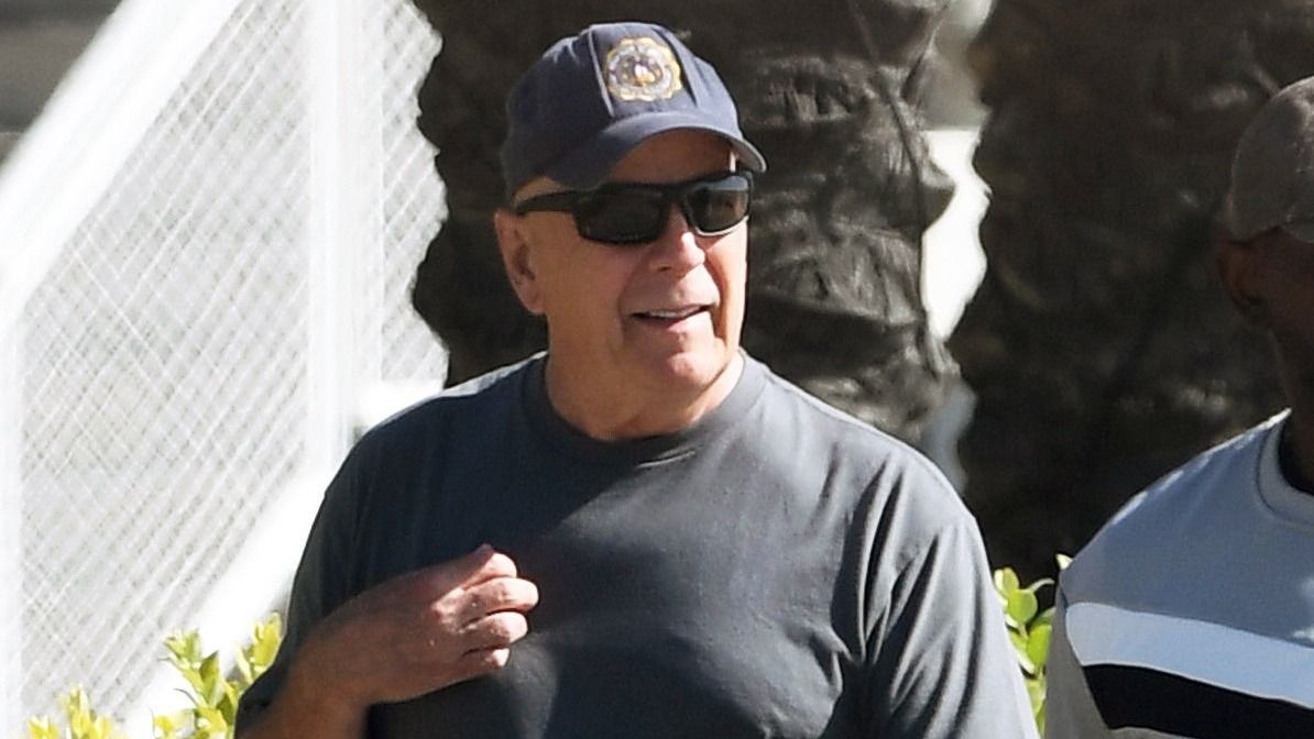 Bruce Willis 2025 júniusában a háza előtt.