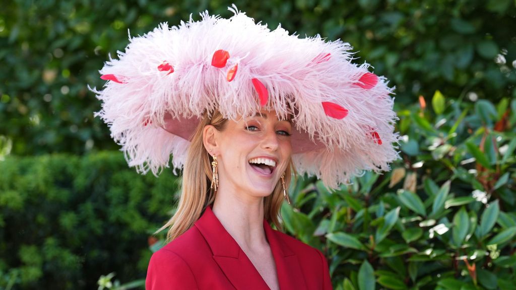 Nagyméretű, szirmokkal dekorált kalapot visel egy hölgy a 2026-os Royal Ascot lóversenyen.