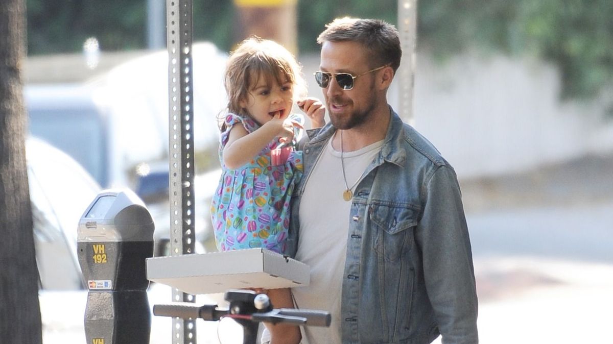 Ryan Goslingot és kislányát már 8 éve is üldözték a paparazzók. 