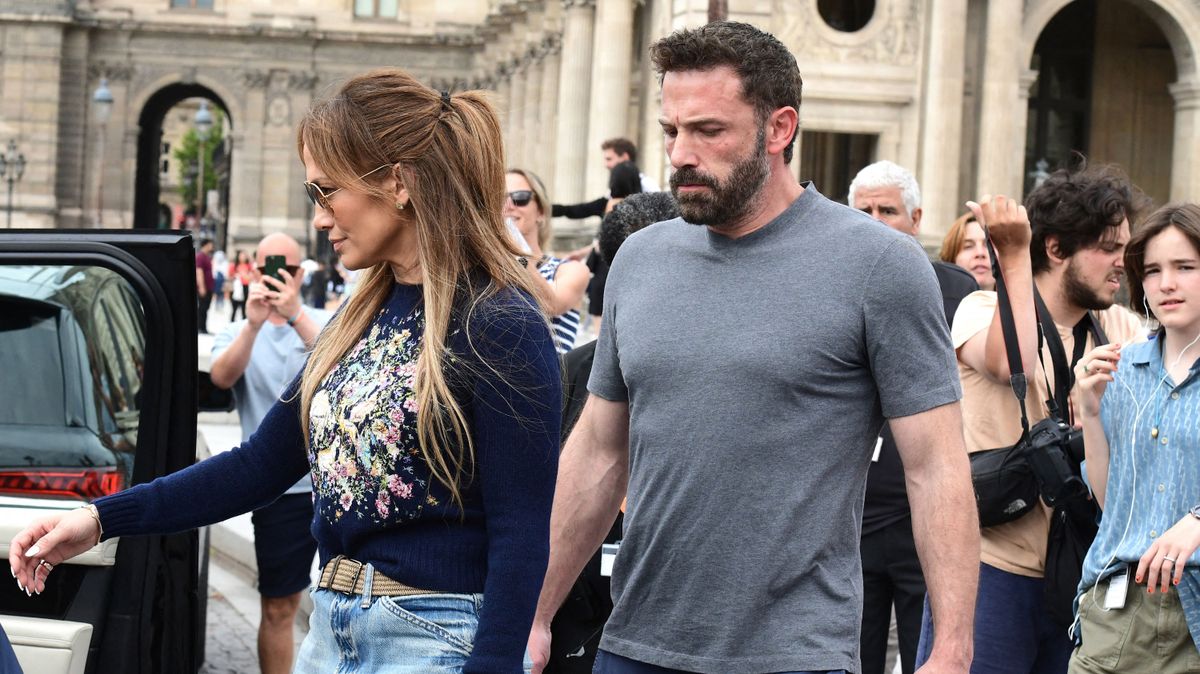 Paparazzók fotózzák Jennifer Lopezt és Ben Afflecket, miközben családjukkal a párizsi Louvre Múzeumból távoznak 2022. júniusában.